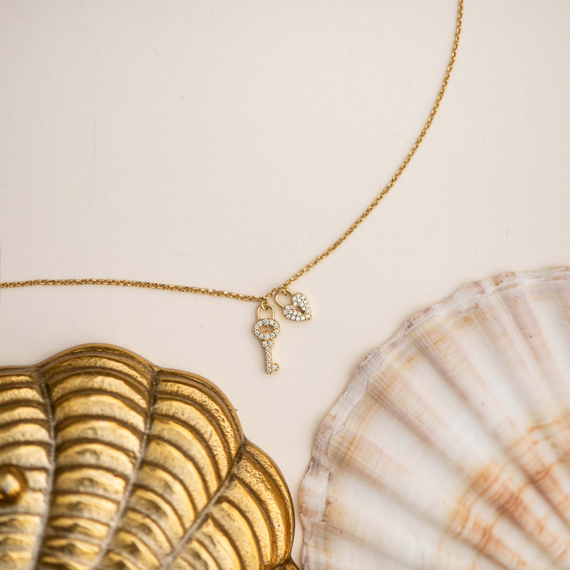 Love & Romance inspires plenty of AVILIO London’s design. Handmade from 925 Sterling Silver and carefully plated with 18k gold, this stunning necklace is strung with both a key and a padlock pendant that sits comfortably on your neckline.